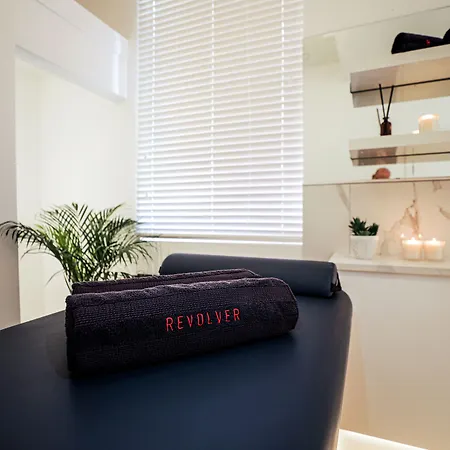 Revolver מלון 4*