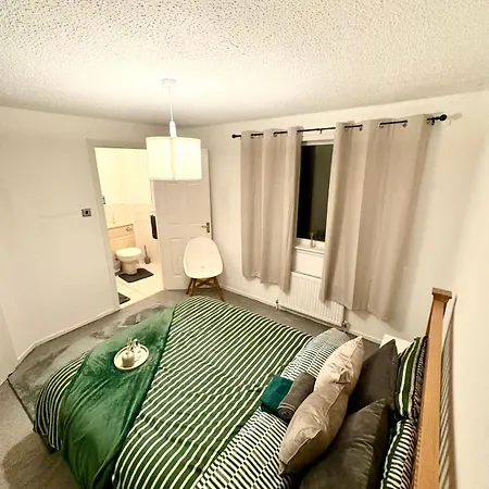 Tartan Nest- Entire House- Sleeps 8 Guests * غلاسغو