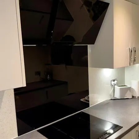 2 Bedroom - Sleeps 4 Free Parking Wifi * Glasgow