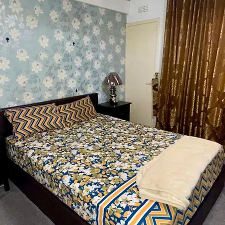 2 Bedroom - Sleeps 4 Free Parking Wifi Apartment *