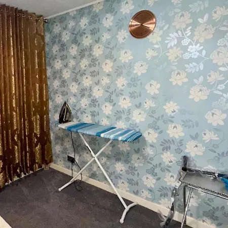 2 Bedroom - Sleeps 4 Free Parking Wifi