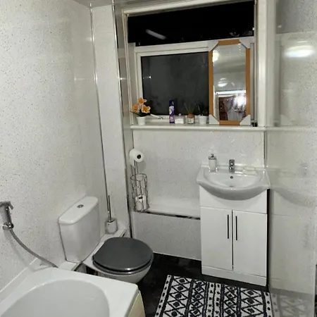 2 Bedroom - Sleeps 4 Free Parking Wifi *