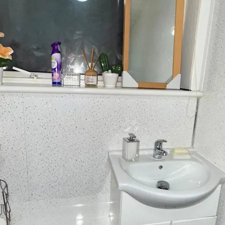 2 Bedroom - Sleeps 4 Free Parking Wifi Apartment *