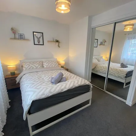 Modern In West End, Free Parking Apartament *