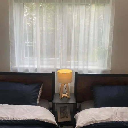 Modern In West End, Free Parking דירה