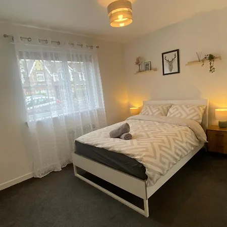 דירה Modern In West End, Free Parking *