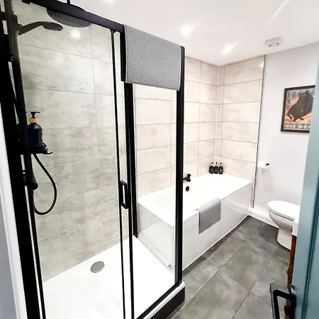 Urban 4br House - Central-free Parking-no Party גלאזגו