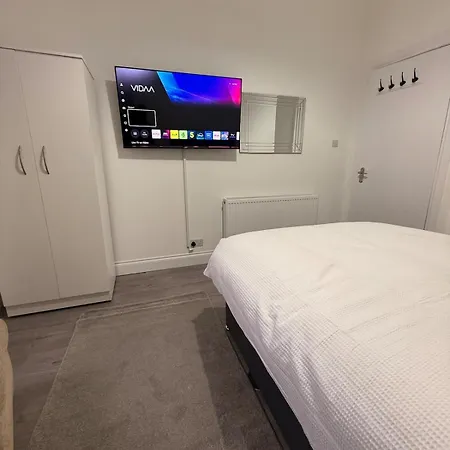 Apartment Modern 2 Bedroom *