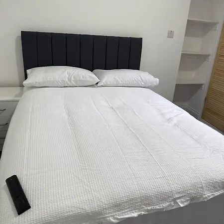 Modern 2 Bedroom *