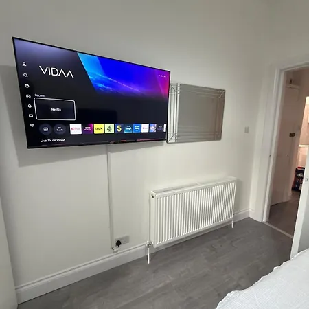 Modern 2 Bedroom Apartment *