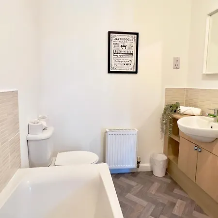 Apartment Stylish With Free Parking Near Town