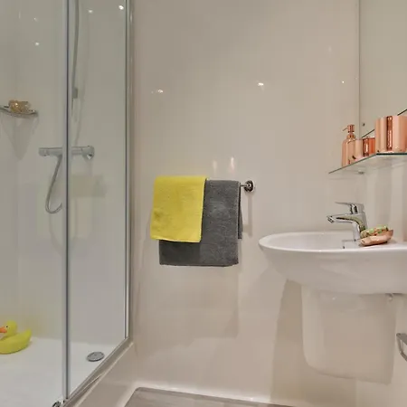 For Students Only - Willowbank In * Glasgow