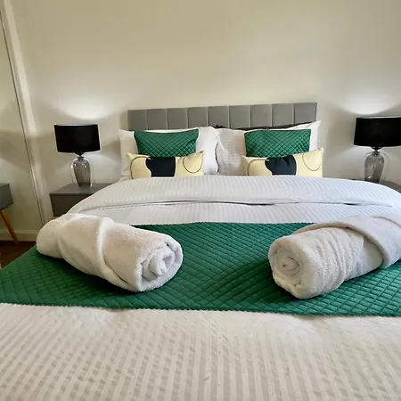 Apartamento Stylish With Free Parking Near Town