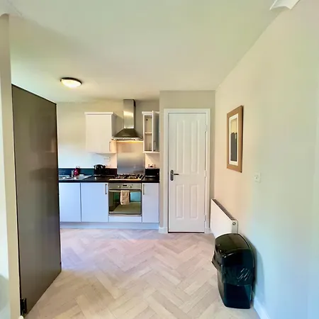 Stylish With Free Parking Near Town Glasgow