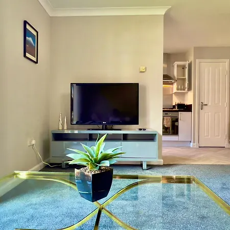 Apartment Stylish With Free Parking Near Town *