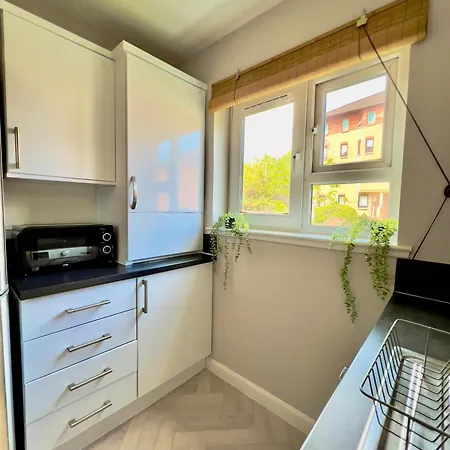 Apartment Stylish With Free Parking Near Town