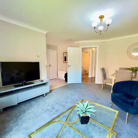 Stylish With Free Parking Near Town Apartment *