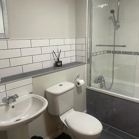 In Heart Of West End- Parking Space- Recent Refurb- Near And Kelvingrove Art Gallery * Glasgow