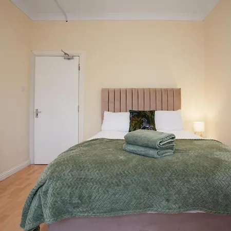 Group 3br Close To Hydro And Secc With Parking *