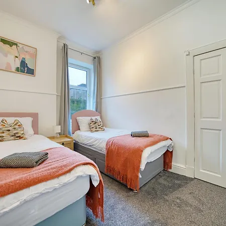 3br Flat Near Maryhill Park And West End With Parking Apartman