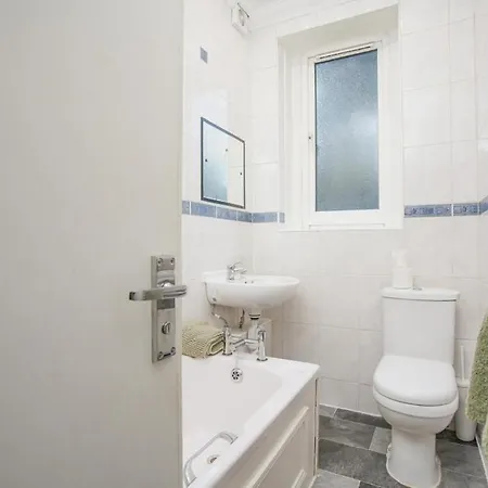 Group 3br Close To Hydro And Secc With Parking Glasgow