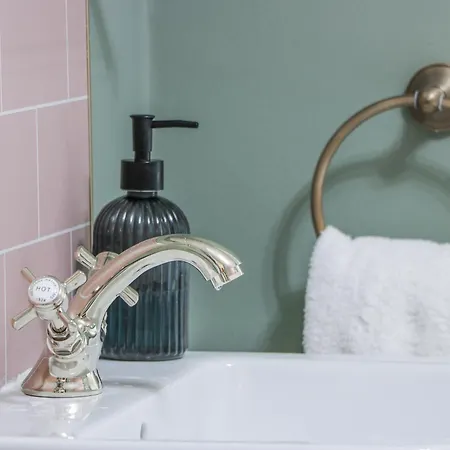 The Coach House - Holmwood בית נופש