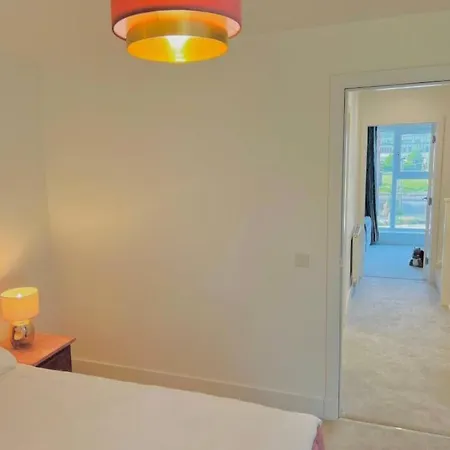 בית נופש Executive Triplex House, 3 Bedroom 3 Bathrooms 1 Living Kitchen - Huge Terrace For Master Bedroom - Private E Parking Lez Congestion Zone Free - Garden - 5 Mins Drive To Centre Station *