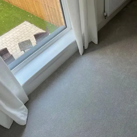 Дом отдыха Executive Triplex House, 3 Bedroom 3 Bathrooms 1 Living Kitchen - Huge Terrace For Master Bedroom - Private E Parking Lez Congestion Zone Free - Garden - 5 Mins Drive To Centre Station *