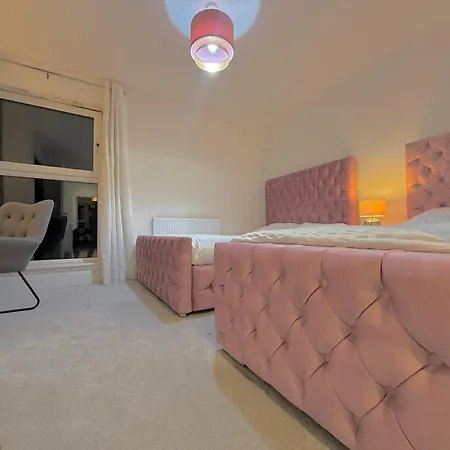 Executive Triplex House, 3 Bedroom 3 Bathrooms 1 Living Kitchen - Huge Terrace For Master Bedroom - Private E Parking Lez Congestion Zone Free - Garden - 5 Mins Drive To Centre Station * גלאזגו