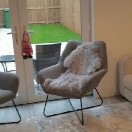 Дом отдыха Executive Triplex House, 3 Bedroom 3 Bathrooms 1 Living Kitchen - Huge Terrace For Master Bedroom - Private E Parking Lez Congestion Zone Free - Garden - 5 Mins Drive To Centre Station