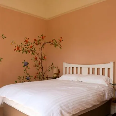7 Crown Gardens *