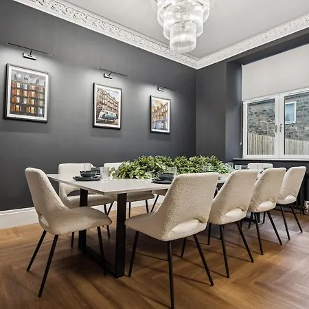 Spacious 5 Bedroom With 3 Bathrooms And Private Parking Dom wakacyjny