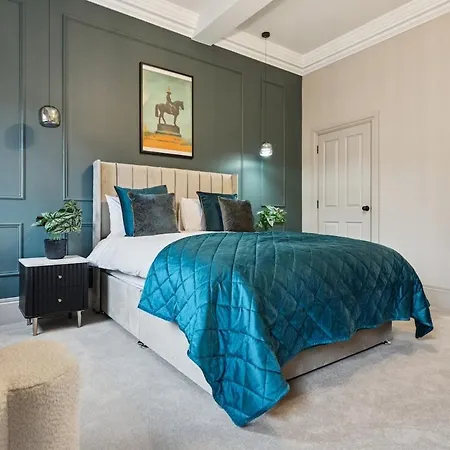 Dom wakacyjny Spacious 5 Bedroom With 3 Bathrooms And Private Parking