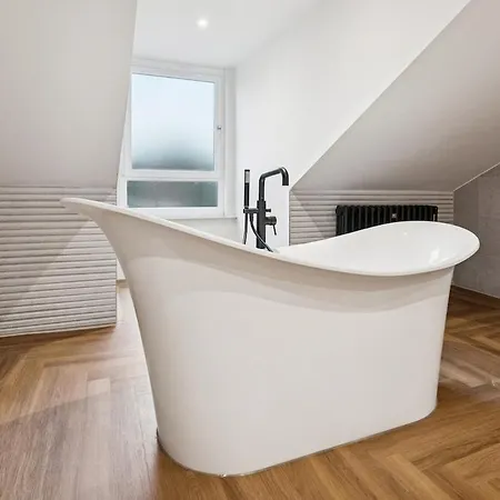 בית נופש Spacious 5 Bedroom With 3 Bathrooms And Private Parking