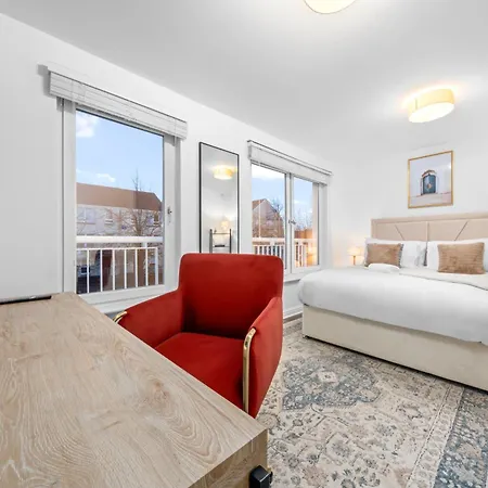 Urban Elegance - Spacious 5-bed In Feriehus *