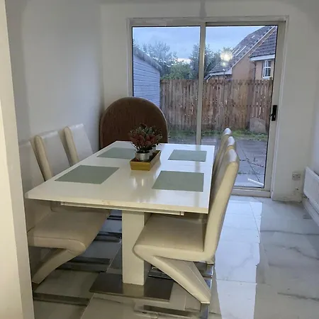 4 Bed Detached Perfect For Families&groups *