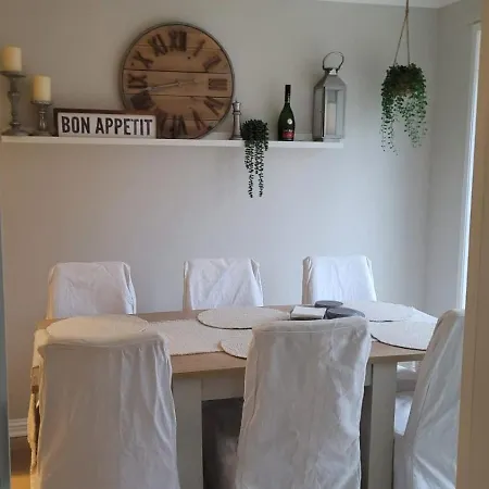 Stylish, Modern 3 Bedroom House, Free Parking X 2 Holiday home *