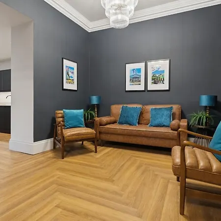 Spacious 5 Bedroom With 3 Bathrooms And Private Parking