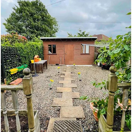 Проживание в семье Large Double In A House At Westend Глазго