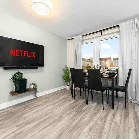 Urban Elegance - Spacious 5-bed In