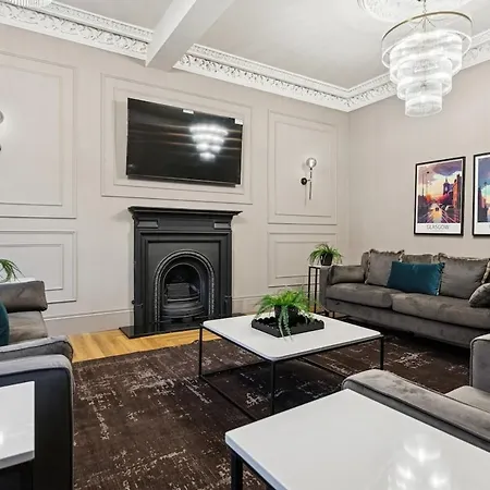 Spacious 5 Bedroom With 3 Bathrooms And Private Parking גלאזגו