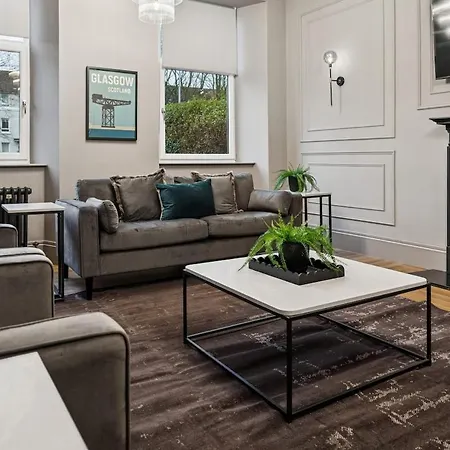 Spacious 5 Bedroom With 3 Bathrooms And Private Parking Dom wakacyjny