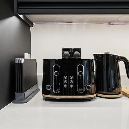 Dom wakacyjny Spacious 5 Bedroom With 3 Bathrooms And Private Parking Glasgow