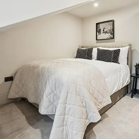 Spacious 5 Bedroom With 3 Bathrooms And Private Parking