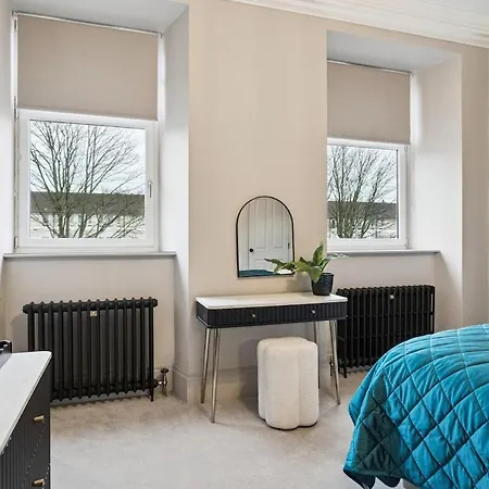 Spacious 5 Bedroom With 3 Bathrooms And Private Parking *