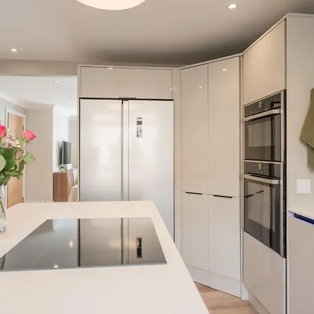 Henderson House - West End 3 Bedroom Family