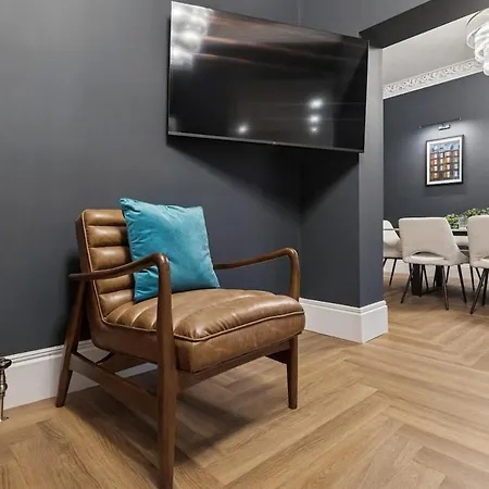 펜션 Spacious 5 Bedroom With 3 Bathrooms And Private Parking 글라스고