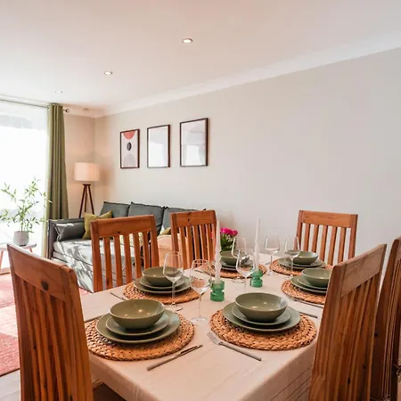 Henderson House - West End 3 Bedroom Family *