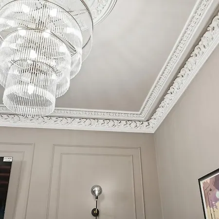 Spacious 5 Bedroom With 3 Bathrooms And Private Parking
