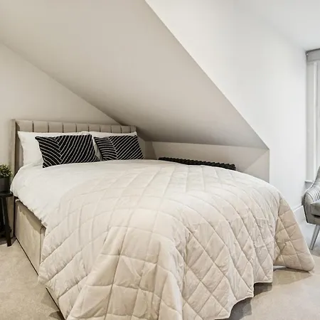 Spacious 5 Bedroom With 3 Bathrooms And Private Parking * 글라스고